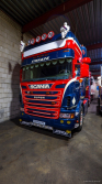 20250330-Tom-Holding-00404 20250330-Tom-Holding-00404